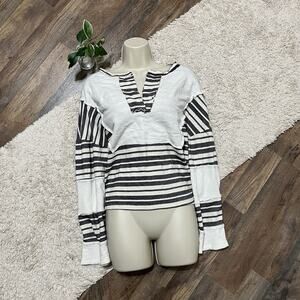 Buckle BKE Medium Oversized White Black Striped Distressed Bell Sleeve Sweater